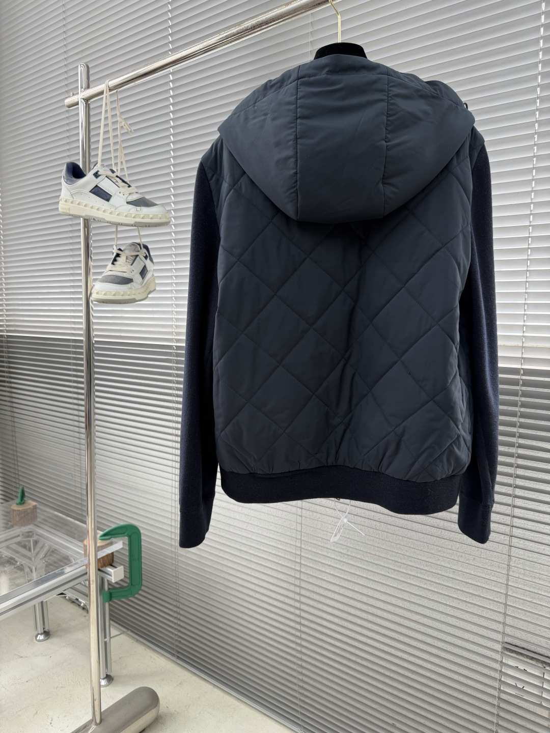 -Loro Piana 新款飞行员夹克。这款AmPay飞行员夹克采用结合lP🆕标志性Wind微纤维和Wi