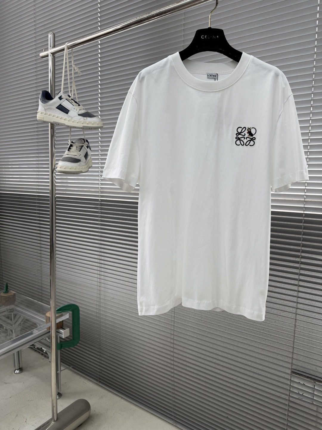 -LOEW 轻盈棉质T恤，胸前饰有Futurist Cat和Anagram刺绣。T恤灵感源自LouisW