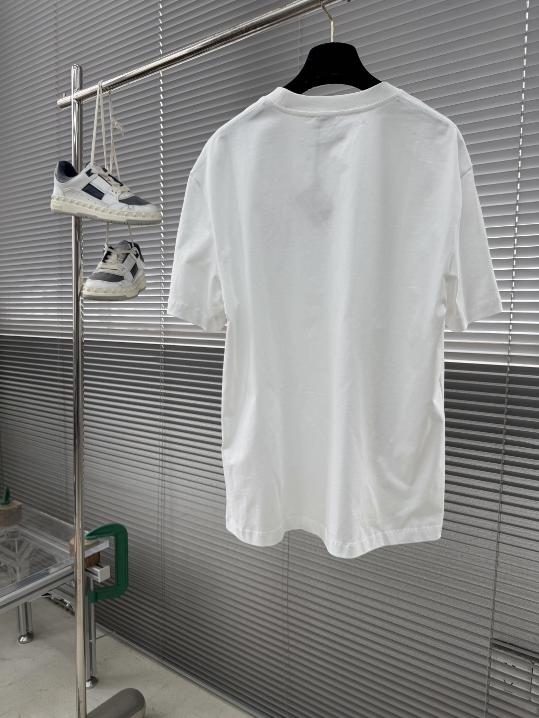 -LOEW 轻盈棉质T恤，胸前饰有Futurist Cat和Anagram刺绣。T恤灵感源自LouisW