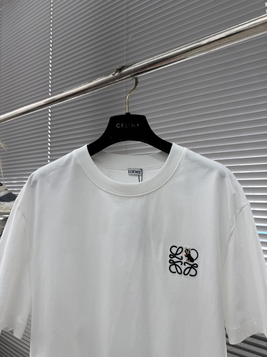 -LOEW 轻盈棉质T恤，胸前饰有Futurist Cat和Anagram刺绣。T恤灵感源自LouisW