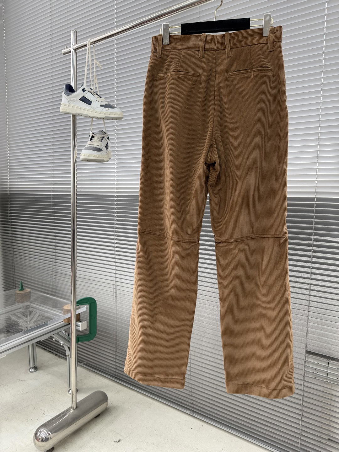 -驴牌 25fw新款休闲灯芯绒长裤本款舒适的长裤，将温暖的粗罗纹灯芯绒、经典色调与宽松的工装剪裁融为一体