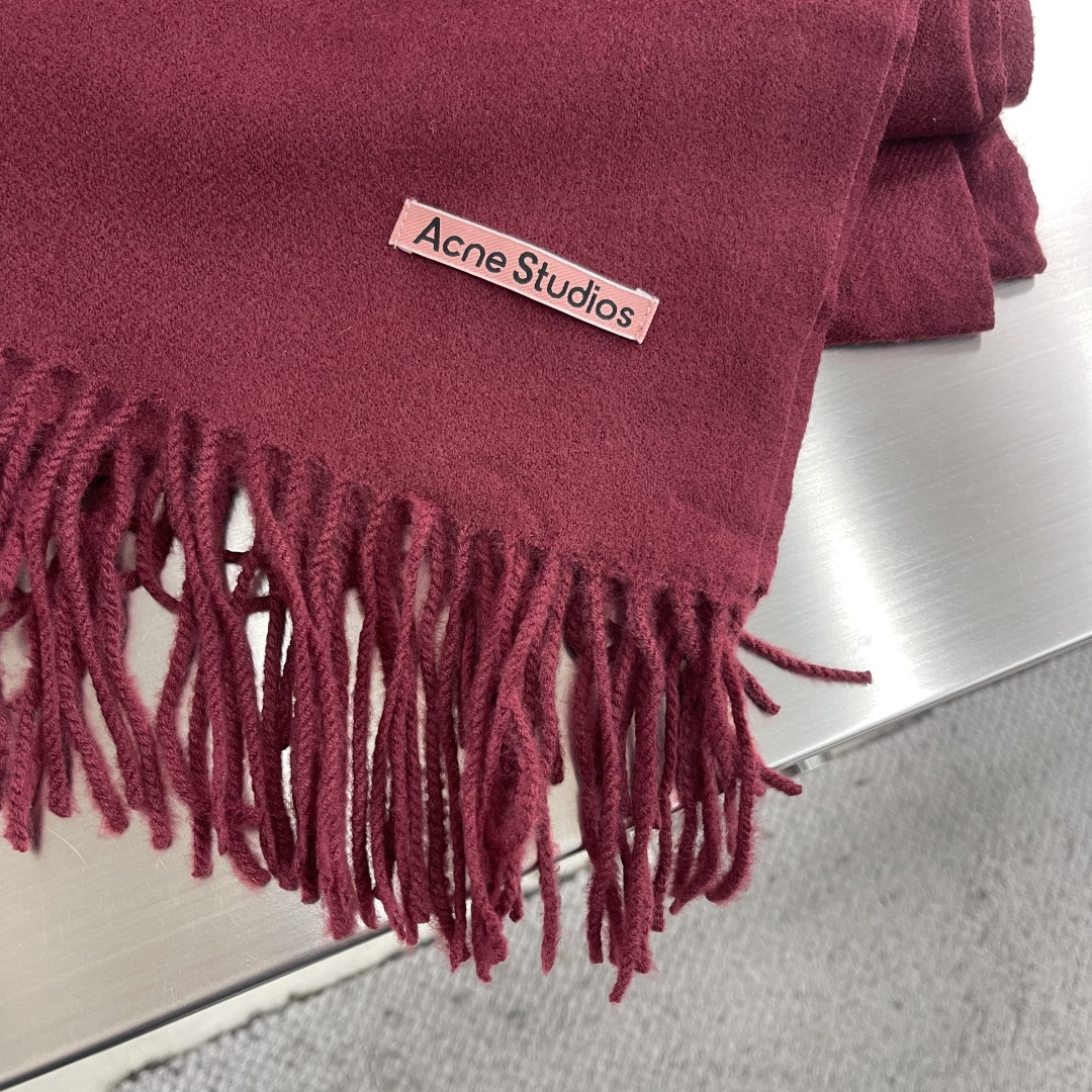 -Acne 双面毛呢围巾 冬日里的温暖艺术面料是羊毛轻起毛工艺，手感厚实，保暖度高绣以品牌原创吉祥物「沙