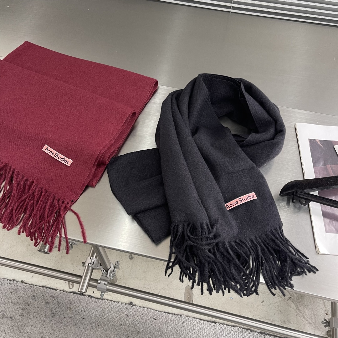 -Acne 双面毛呢围巾 冬日里的温暖艺术面料是羊毛轻起毛工艺，手感厚实，保暖度高绣以品牌原创吉祥物「沙