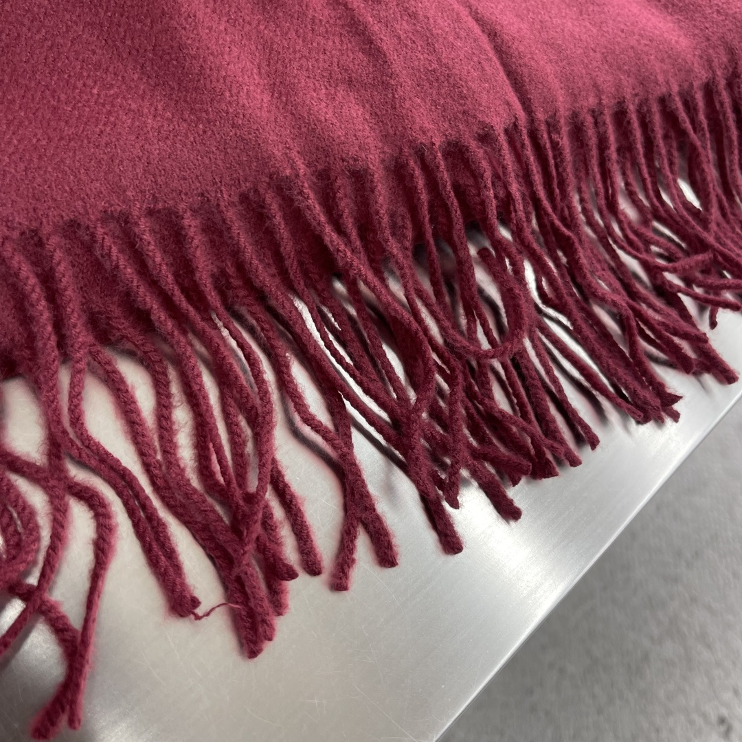 -Acne 双面毛呢围巾 冬日里的温暖艺术面料是羊毛轻起毛工艺，手感厚实，保暖度高绣以品牌原创吉祥物「沙