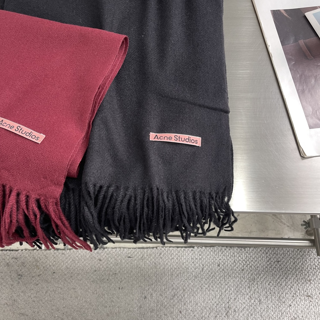 -Acne 双面毛呢围巾 冬日里的温暖艺术面料是羊毛轻起毛工艺，手感厚实，保暖度高绣以品牌原创吉祥物「沙