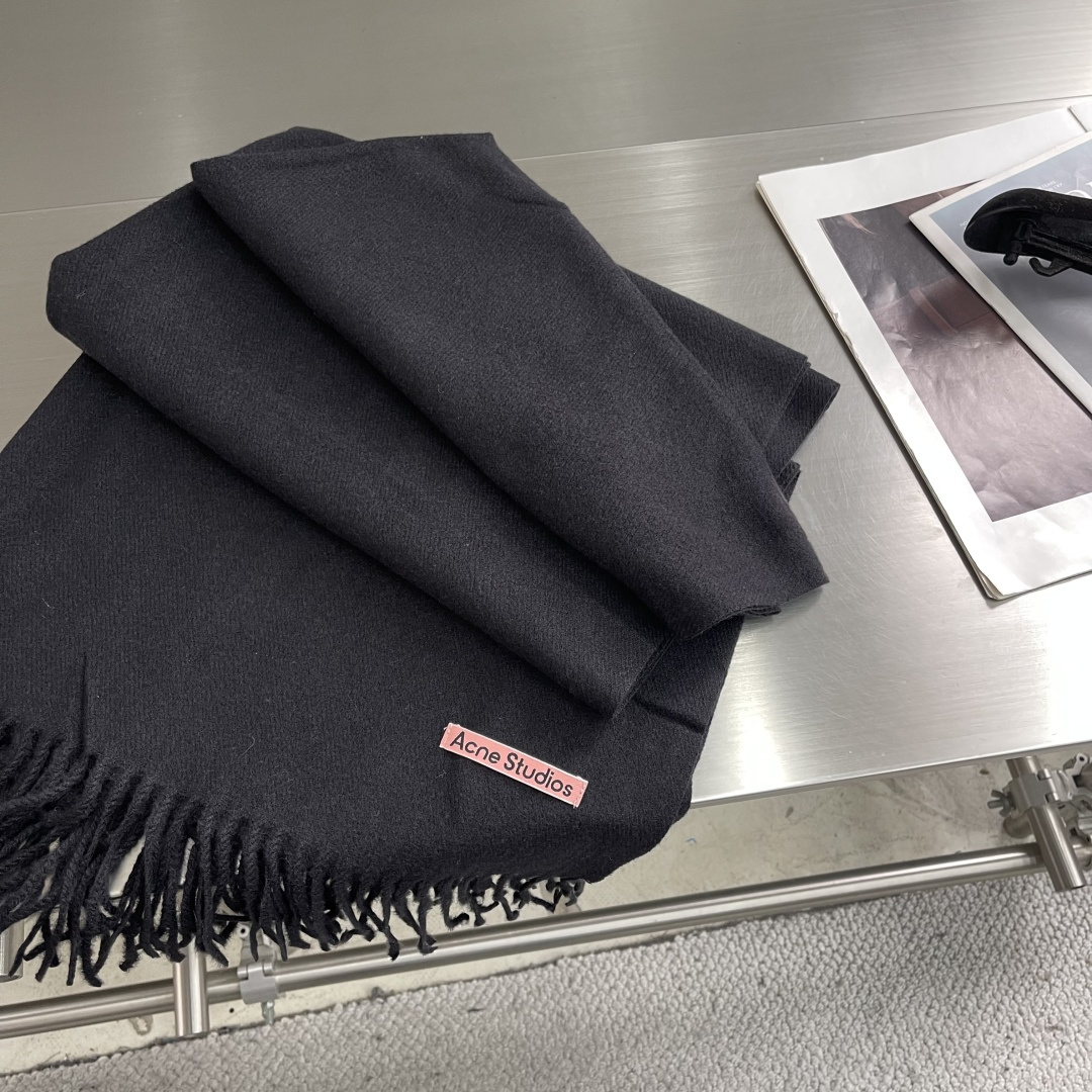 -Acne 双面毛呢围巾 冬日里的温暖艺术面料是羊毛轻起毛工艺，手感厚实，保暖度高绣以品牌原创吉祥物「沙