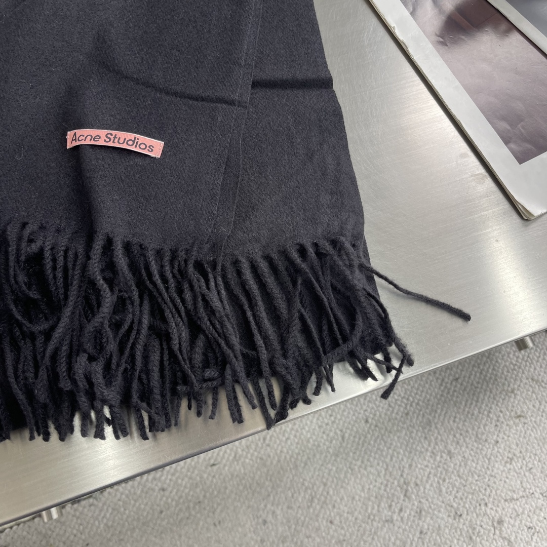 -Acne 双面毛呢围巾 冬日里的温暖艺术面料是羊毛轻起毛工艺，手感厚实，保暖度高绣以品牌原创吉祥物「沙