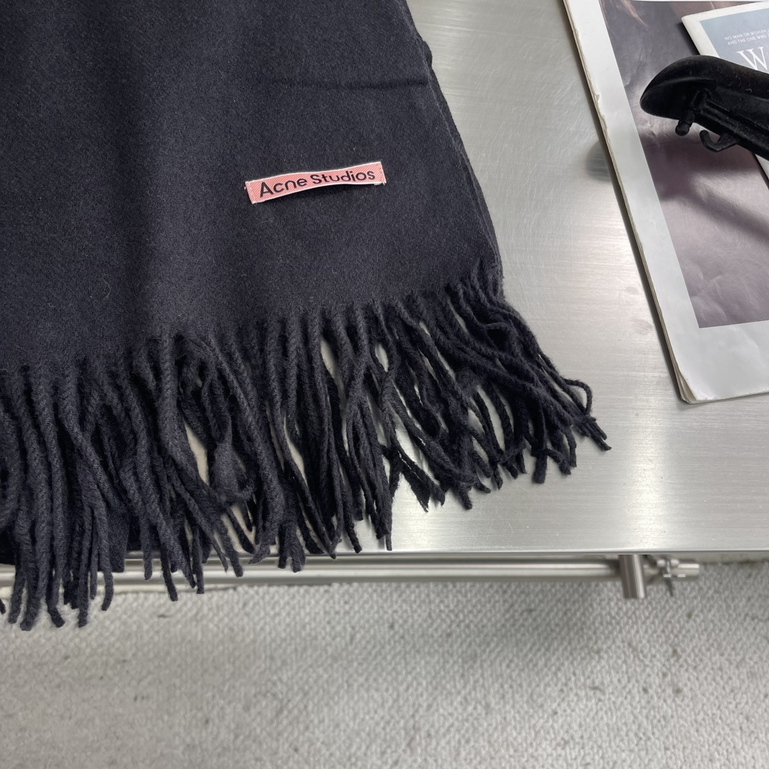 -Acne 双面毛呢围巾 冬日里的温暖艺术面料是羊毛轻起毛工艺，手感厚实，保暖度高绣以品牌原创吉祥物「沙