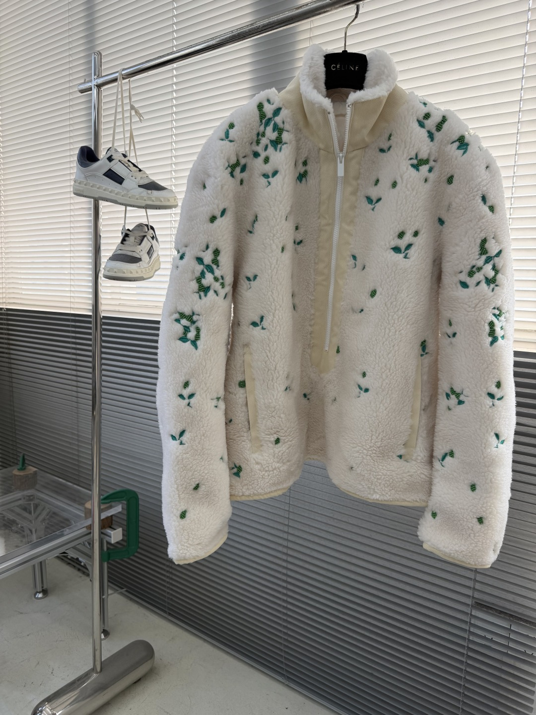 NO:689441,-Dio men's durable stand-up collar long-sleeved sherpa jacket. It is made of soft lamb wool material, which is warm and comfortable. It is very suitable for autumn and winter. The stand-up collar + zipper design is waterproof and practical. This new cashmere jacket for autumn and winter has a handsome style. It will not look bloated when worn, and it is also warm. Size M L  Bust 118 Shoulder Width 55 XL Length 69 Bust 122 Shoulder Width 56 2XL Length 70 Bust 126 Shoulder Width 57 3XL Length 71 Bust 130 Shoulder Width 58, Dior-clothing, dior, dior, jackets & coats,19860909-Dio 男士耐用立领长袖羊羔绒绒感外套 采用柔软羊羔毛材质,保暖又舒适,秋冬穿超合适. 立领+拉链设计,防又实用 这件大秋冬新款羊绒外套,版型太帅了,穿起来不会显的臃肿,同时兼具保暖 码数M L XL XXL 3XL M码衣长67 胸围114 肩宽54 L码衣长68 胸围118 肩宽55 XL码衣长69 胸围122 肩宽56 2XL码衣长70 胸围126 肩宽57 3XL码衣长71 胸围130 肩宽58,迪奥-服装,dior,dior,jackets & coats,,Women's clothing