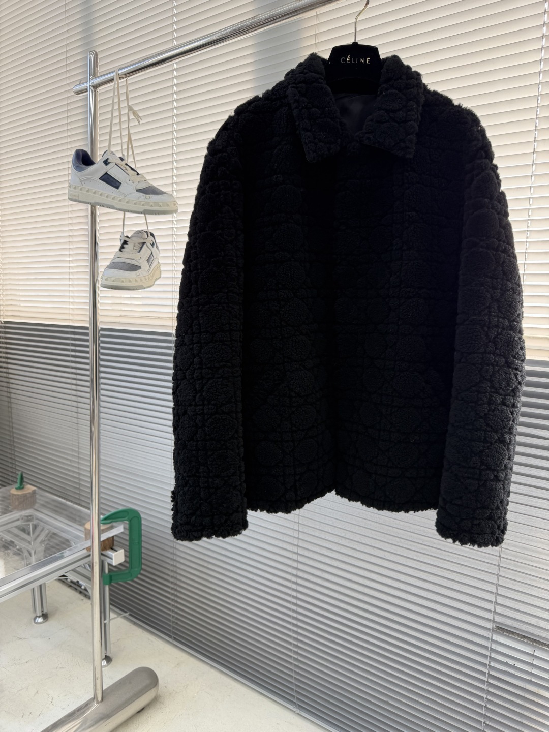 NO:689442,CD Home Fur One-piece Cannage Pattern Jacket This jacket is a new product for spring, paying tribute to one of Dior's classic symbols. The body is made of black lamb fur, decorated with a cannage pattern, and the collar design is more refined. The soft material style can create a casual and luxurious look. The back of the sleeves is decorated with a cannage pattern. The main body is made of lambswool fur. Lapel pocket decoration. Silk lining. Hidden button closure. Internal pockets. Limited quantity, first come first served. Size M L XL  XXL,Dior-clothing,dior,dior,dior,jackets & coats,jackets & coats,sheepskin,19860909CD家 皮毛一体藤格纹外套 这款夹克是春季新品,向dior的经典标志之一致敬.衣身采用黑色羊羔毛皮毛一体精心制作,饰以藤格纹图案,到领设计更显精致,柔软材质款式,可打造休闲奢华造型. 衣身衣袖背部饰以藤格纹图案 主体羊羔毛羊皮毛一体 翻领插袋装饰 丝质衬里 暗扣开合 内侧口袋 数量有限先到先得 码数M L XL XXL,迪奥-服装,dior,dior,dior,jackets & coats,jackets & coats,sheepskin,,Women's clothing