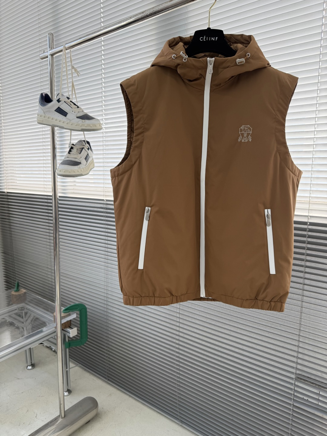 -BC 25fw科技纤维面料连帽羽绒马甲。男士经典徽章刺绣时尚撞色拉链羽绒马甲外套！贸易公司渠道稀出，同