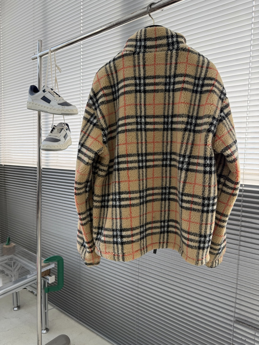 -BBR 25fw新款格纹羊毛羊绒混纺绒头夹克选用柔软的羊毛羊绒混纺绒头面料打造，装饰针织 Bur 格纹