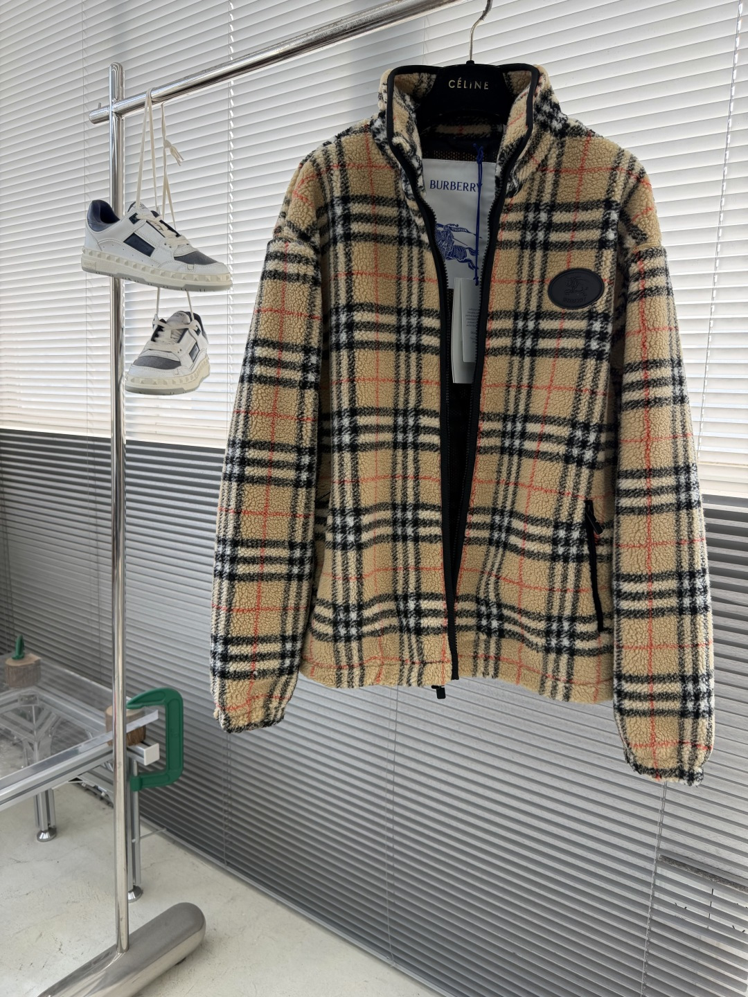 -BBR 25fw新款格纹羊毛羊绒混纺绒头夹克选用柔软的羊毛羊绒混纺绒头面料打造，装饰针织 Bur 格纹