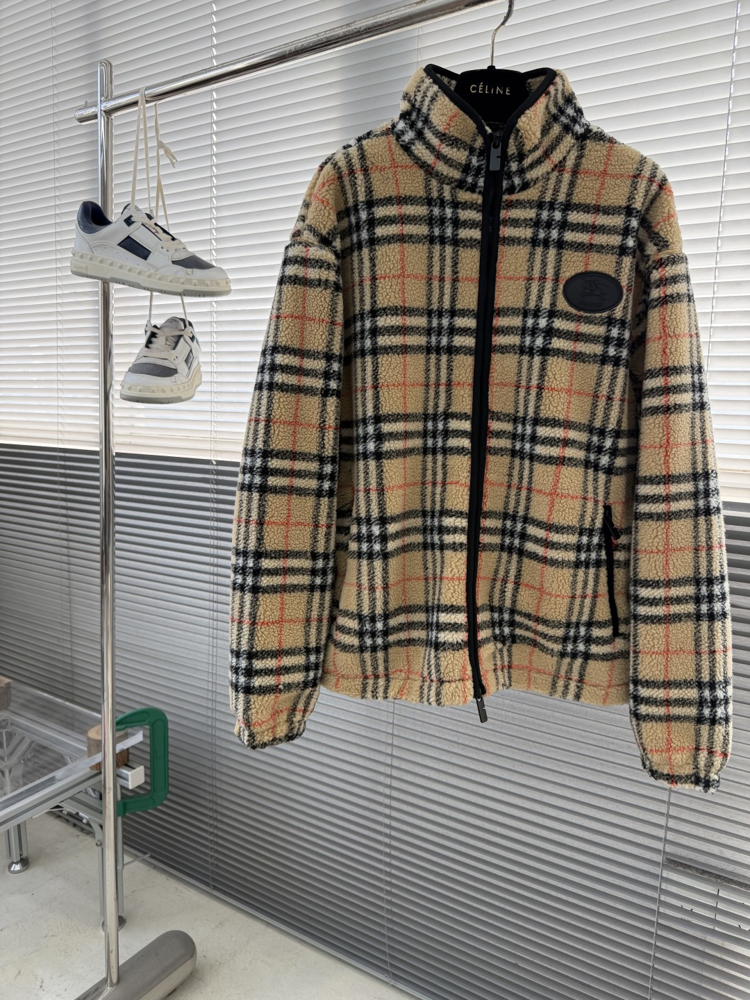 -BBR 25fw新款格纹羊毛羊绒混纺绒头夹克选用柔软的羊毛羊绒混纺绒头面料打造，装饰针织 Bur 格纹