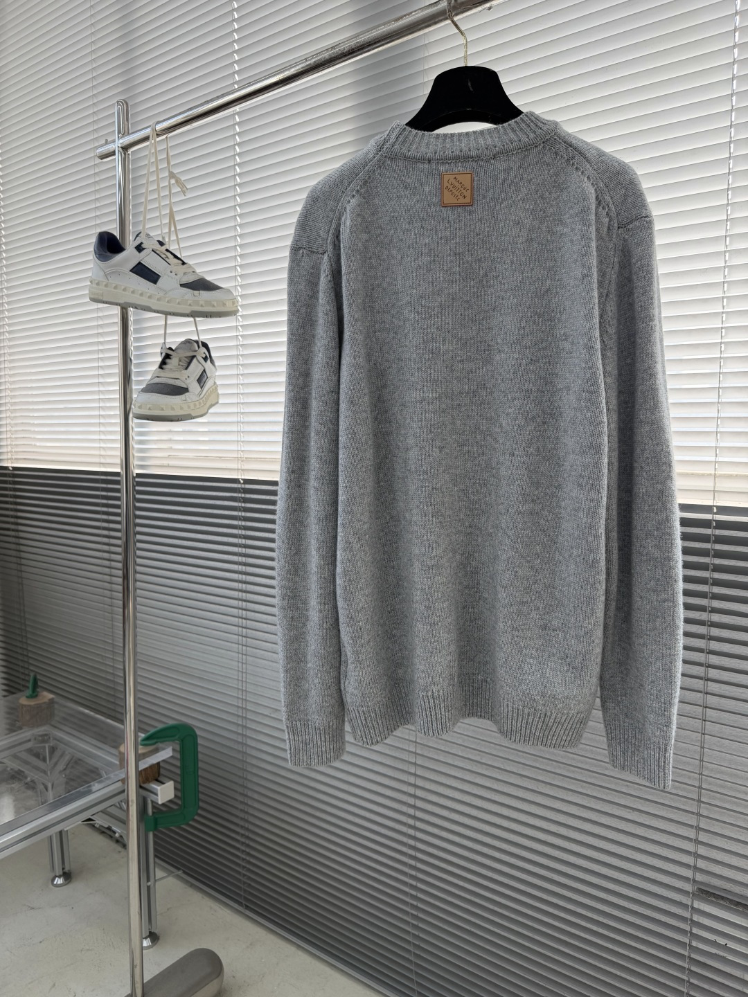 -驴牌 狐狸提花标识针织衫采用50%羊毛，15%山羊绒，35%棉。进口正7针提花工艺，胸前以花卉提花图标