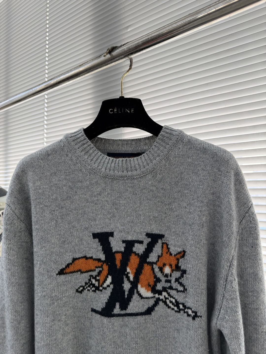 -驴牌 狐狸提花标识针织衫采用50%羊毛，15%山羊绒，35%棉。进口正7针提花工艺，胸前以花卉提花图标