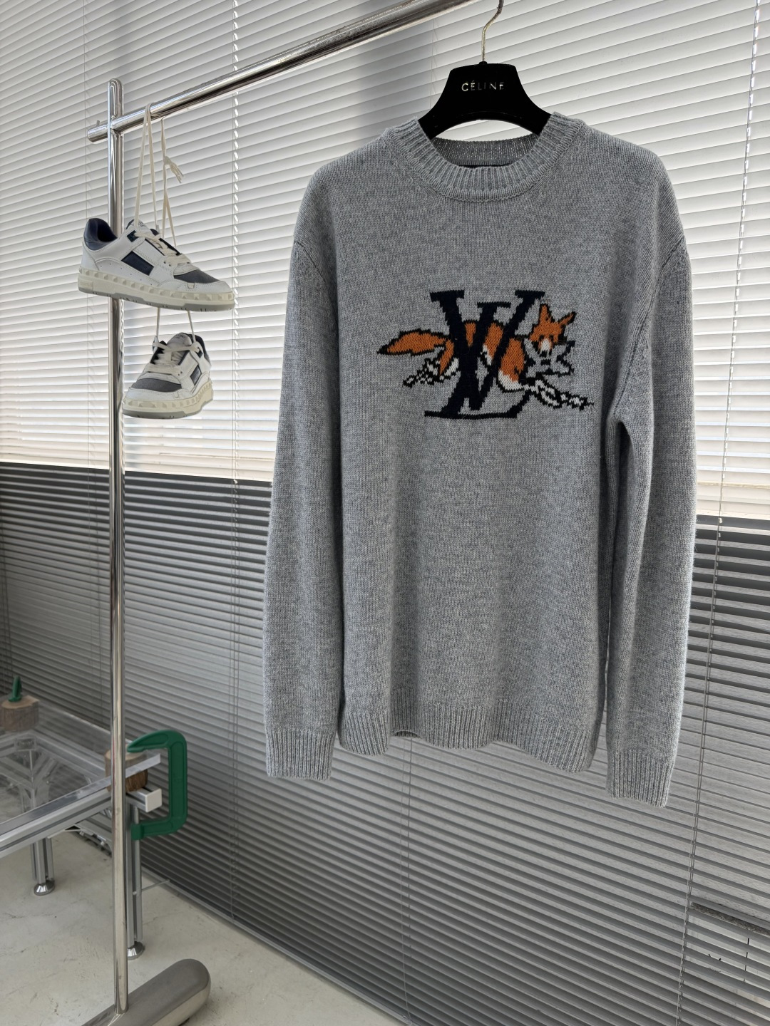 -驴牌 狐狸提花标识针织衫采用50%羊毛，15%山羊绒，35%棉。进口正7针提花工艺，胸前以花卉提花图标