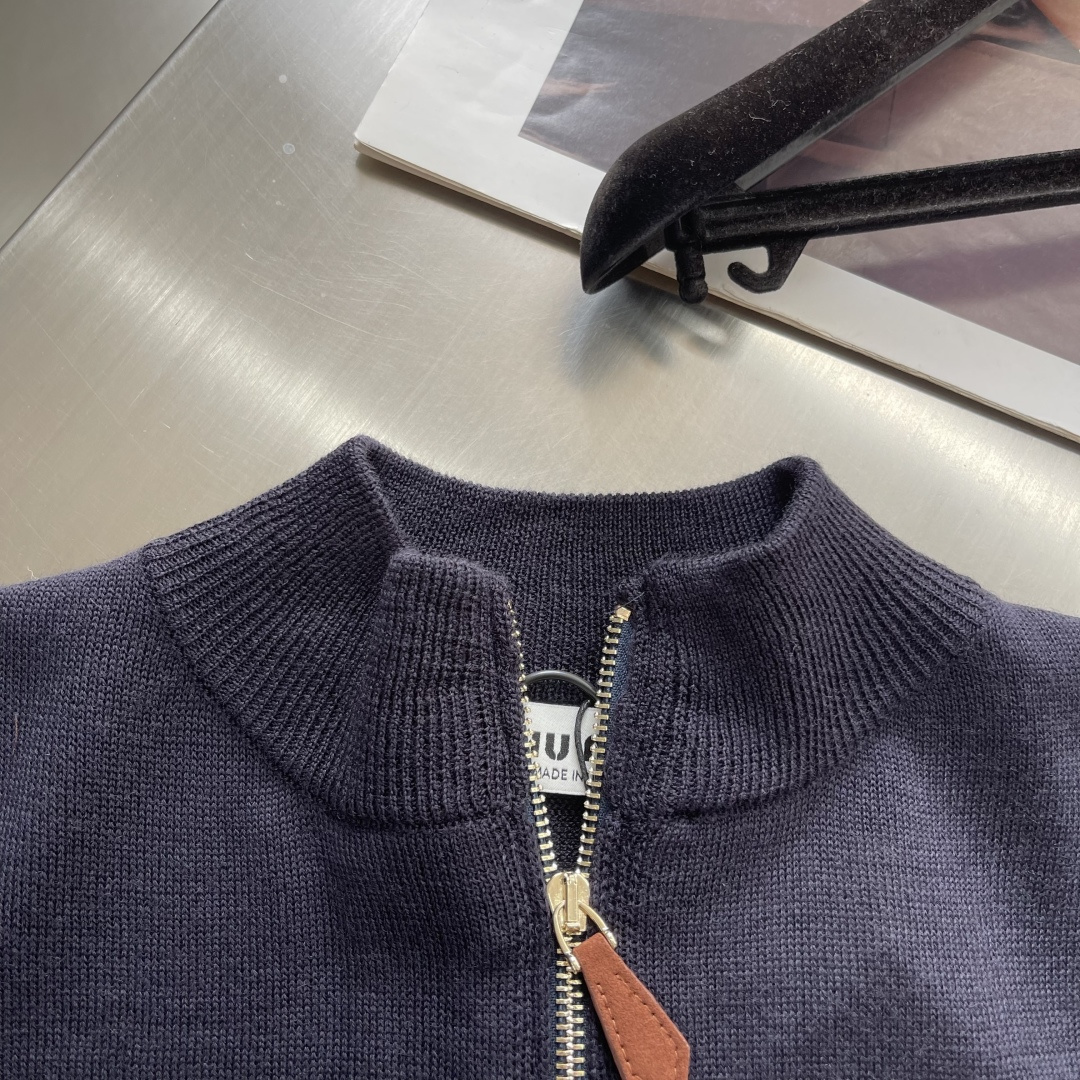 -Miu Miu 皮绒装饰半拉链针织衫采用50%羊毛，10%羊绒，30%棉，10%锦纶。原版定染定织。拉