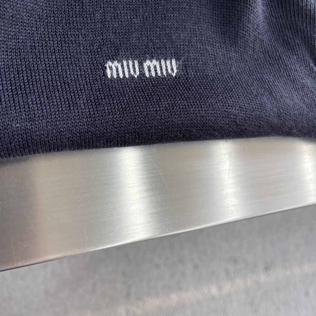 -Miu Miu 皮绒装饰半拉链针织衫采用50%羊毛，10%羊绒，30%棉，10%锦纶。原版定染定织。拉