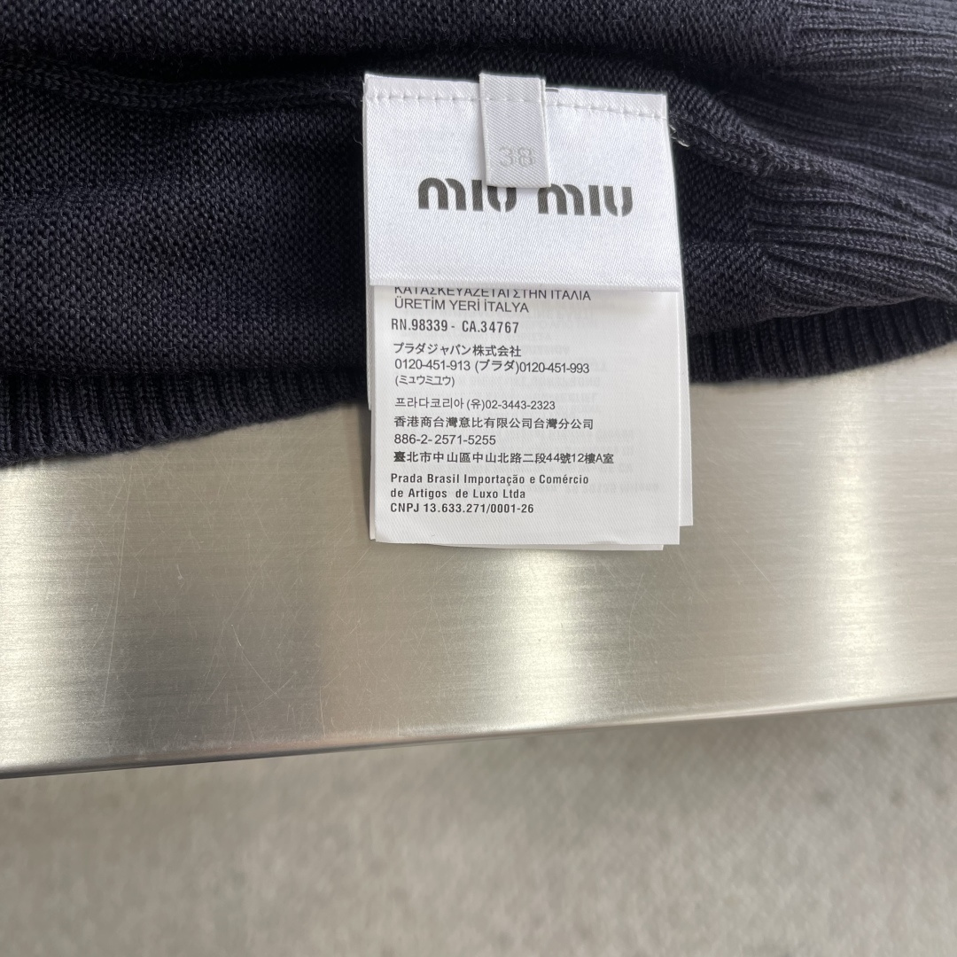 -Miu Miu 皮绒装饰半拉链针织衫采用50%羊毛，10%羊绒，30%棉，10%锦纶。原版定染定织。拉