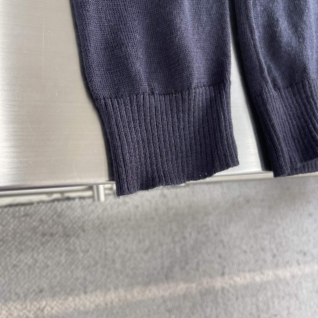 -Miu Miu 皮绒装饰半拉链针织衫采用50%羊毛，10%羊绒，30%棉，10%锦纶。原版定染定织。拉