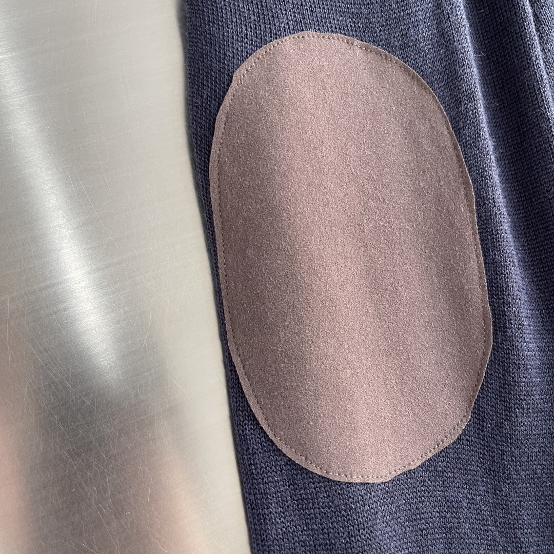 -Miu Miu 皮绒装饰半拉链针织衫采用50%羊毛，10%羊绒，30%棉，10%锦纶。原版定染定织。拉