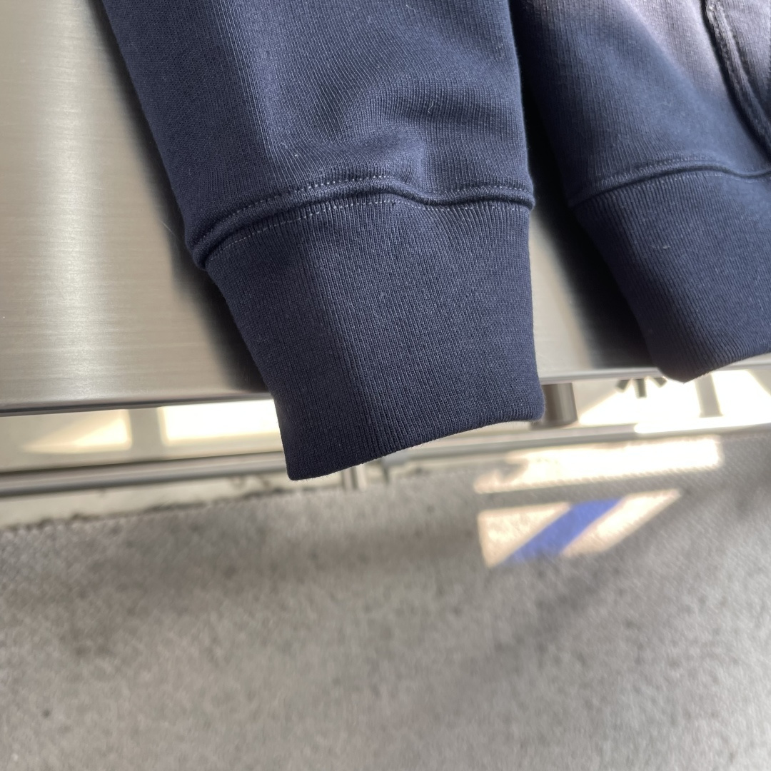 -BBR 25fw新款马术骑士徽标棉质连帽衫选用轻盈翻面绒棉质面料打造，呈现休闲版型。点缀新季马术骑士徽