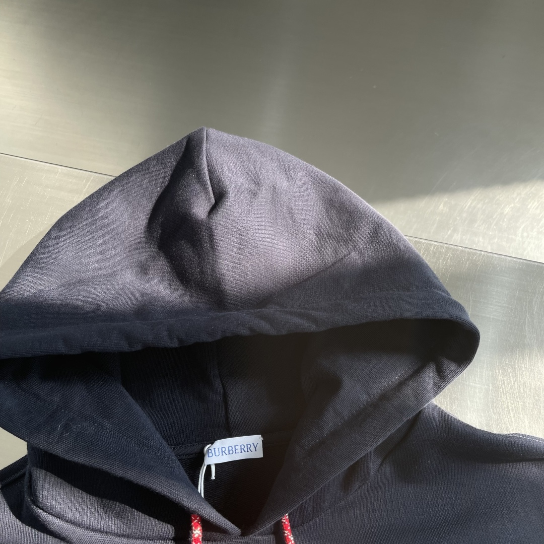 -BBR 25fw新款马术骑士徽标棉质连帽衫选用轻盈翻面绒棉质面料打造，呈现休闲版型。点缀新季马术骑士徽