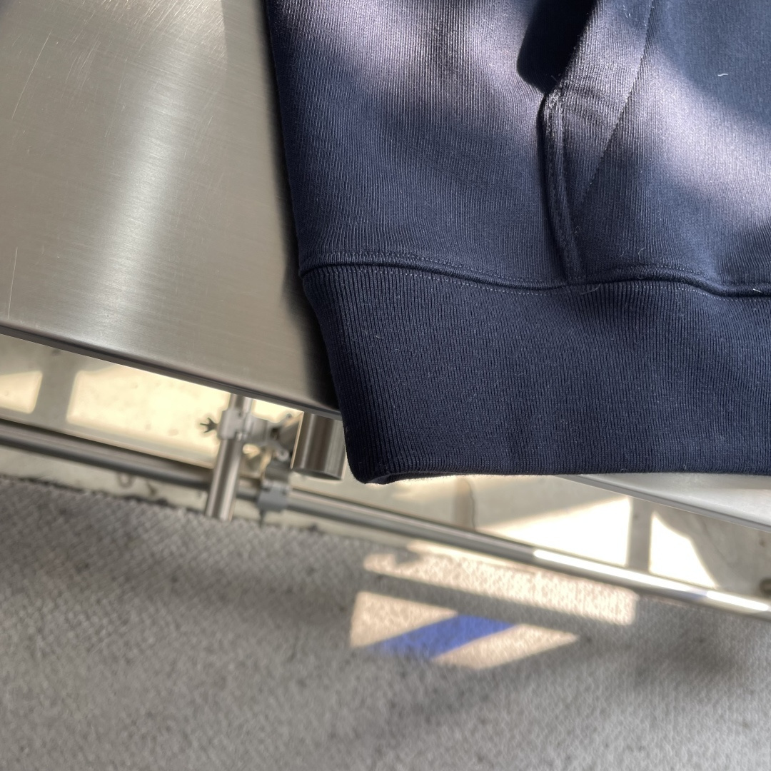 -BBR 25fw新款马术骑士徽标棉质连帽衫选用轻盈翻面绒棉质面料打造，呈现休闲版型。点缀新季马术骑士徽