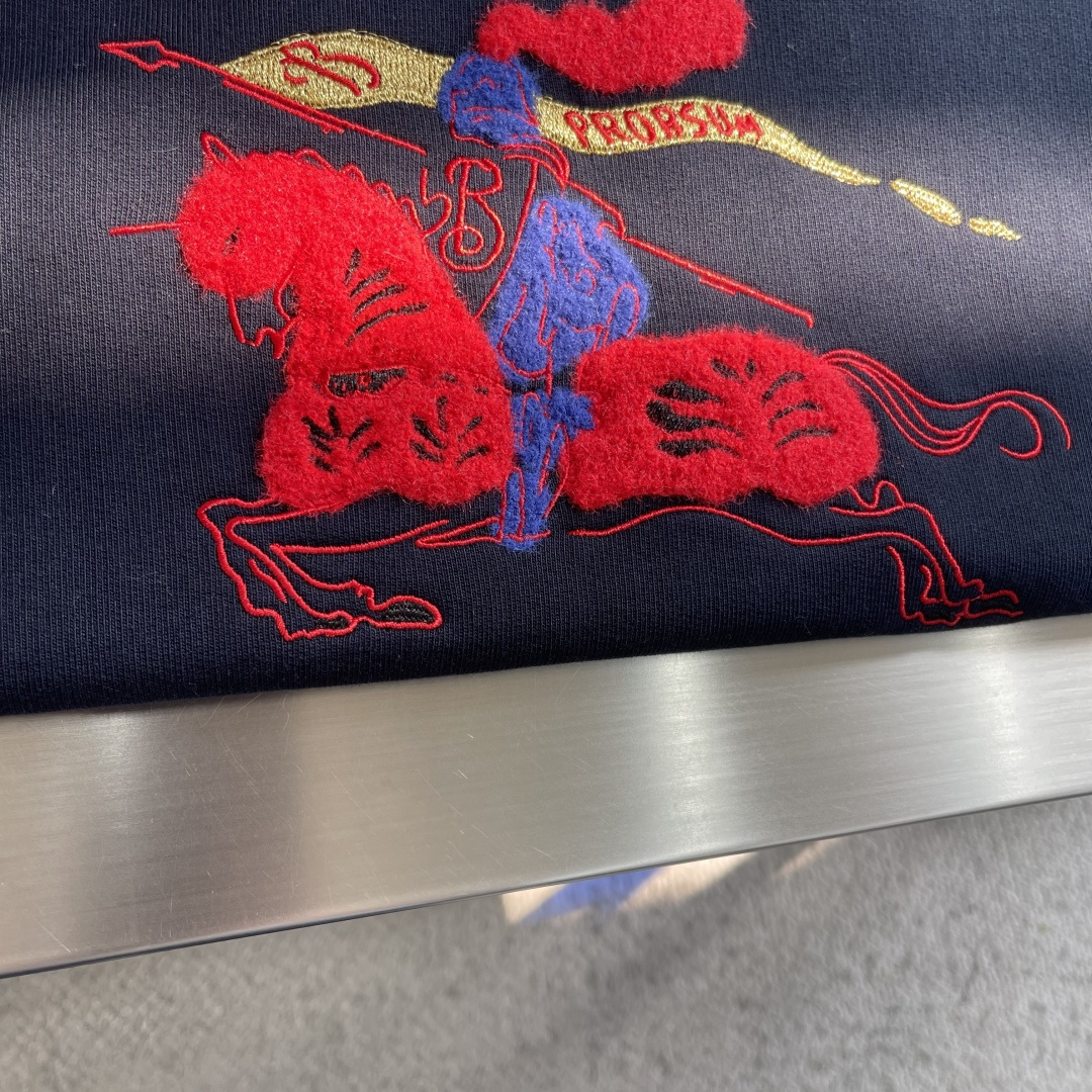 -BBR 25fw新款马术骑士徽标棉质连帽衫选用轻盈翻面绒棉质面料打造，呈现休闲版型。点缀新季马术骑士徽