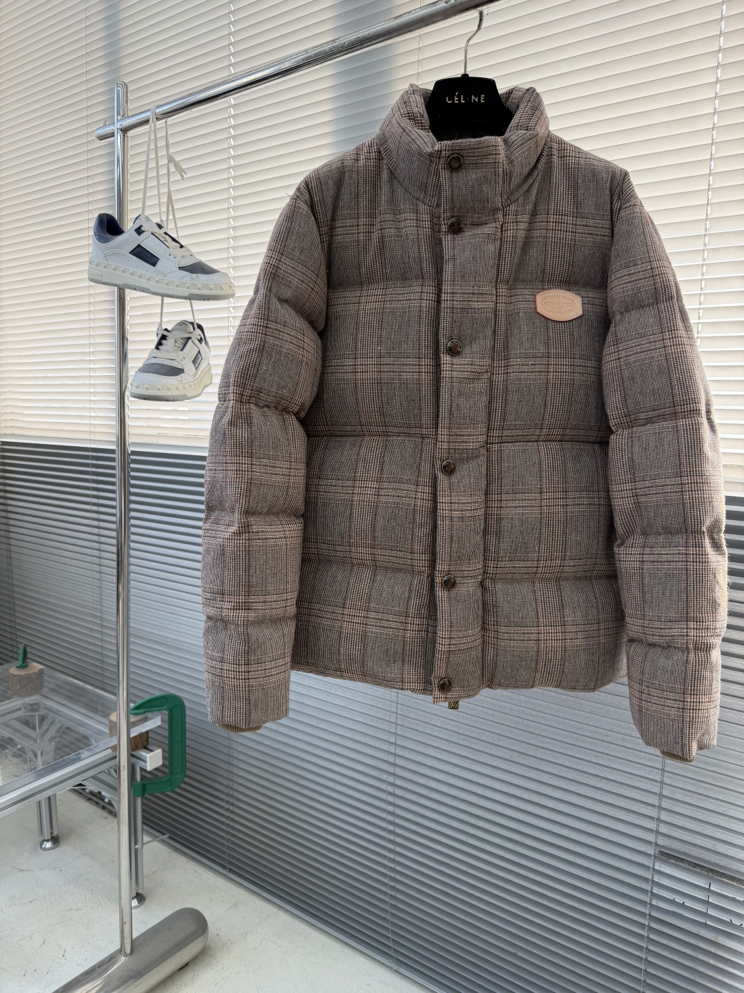 NO:677526,-Donkey brand 25fw new tweed tunic jacket. This jacket draws on the dressing tradition of British gentlemen and reinterprets the classic silhouette with elegant Prince of Wales plaid tweed. The stand-up collar, soft ribbed cuffs and light and warm Ecodown padding can easily resist the winter chill, making it a good companion for walking in the snow. The Monogram lining and leather logo patch add exquisite details. Size 46.48.50.52 Length 71727374 Bust  120 124 128 132 Shoulder width 47484950,Louis Vuitton-clothing,louis vuitton,louis vuitton,jackets & coats,19860909-驴牌25fw新款粗花呢束腰夹克这款夹克汲取英伦绅士着装传统,以雅致威尔士亲王格纹粗花呢焕新诠释经典廓形.立领、柔软罗纹袖口与轻暖 Ecodown 填充物可轻松抵御冬日寒意,是雪季漫步良伴.Monogram 内衬和皮革标识贴饰增添考究细节. 码数46.48.50.52 衣长71727374 胸围 120 124 128 132 肩宽47484950,路易威登-服装,louis vuitton,louis vuitton,jackets & coats,,Women's clothing