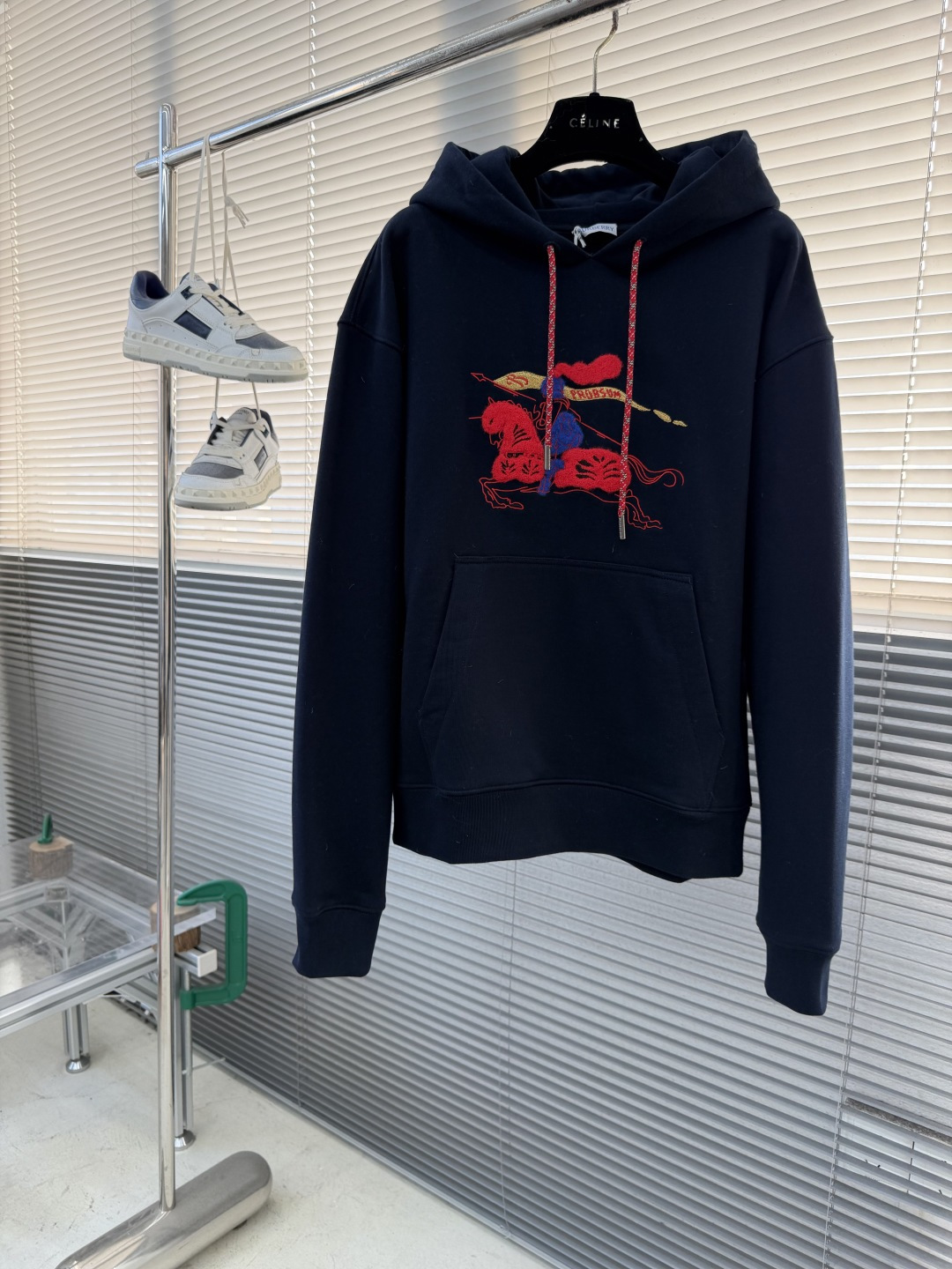 -BBR 25fw新款马术骑士徽标棉质连帽衫选用轻盈翻面绒棉质面料打造，呈现休闲版型。点缀新季马术骑士徽