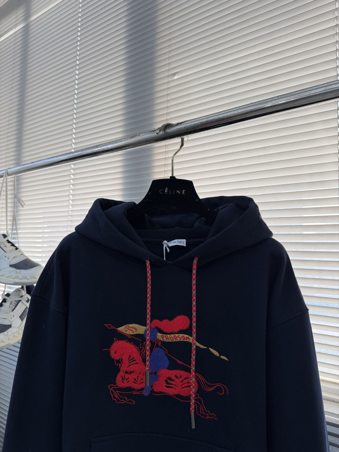 -BBR 25fw新款马术骑士徽标棉质连帽衫选用轻盈翻面绒棉质面料打造，呈现休闲版型。点缀新季马术骑士徽