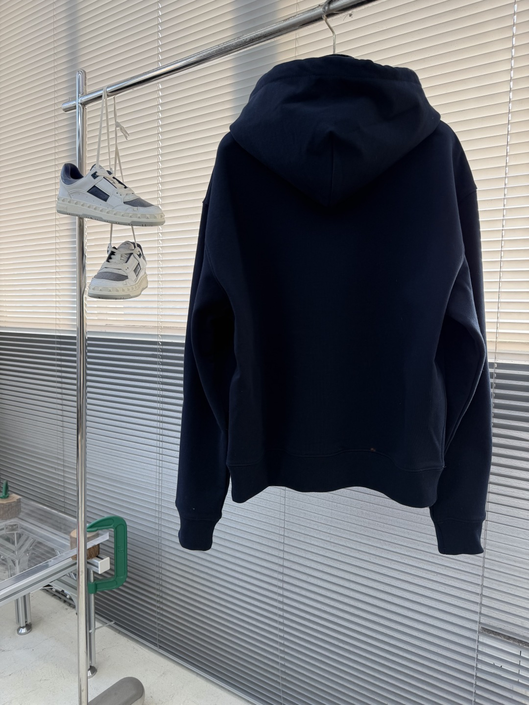 -BBR 25fw新款马术骑士徽标棉质连帽衫选用轻盈翻面绒棉质面料打造，呈现休闲版型。点缀新季马术骑士徽