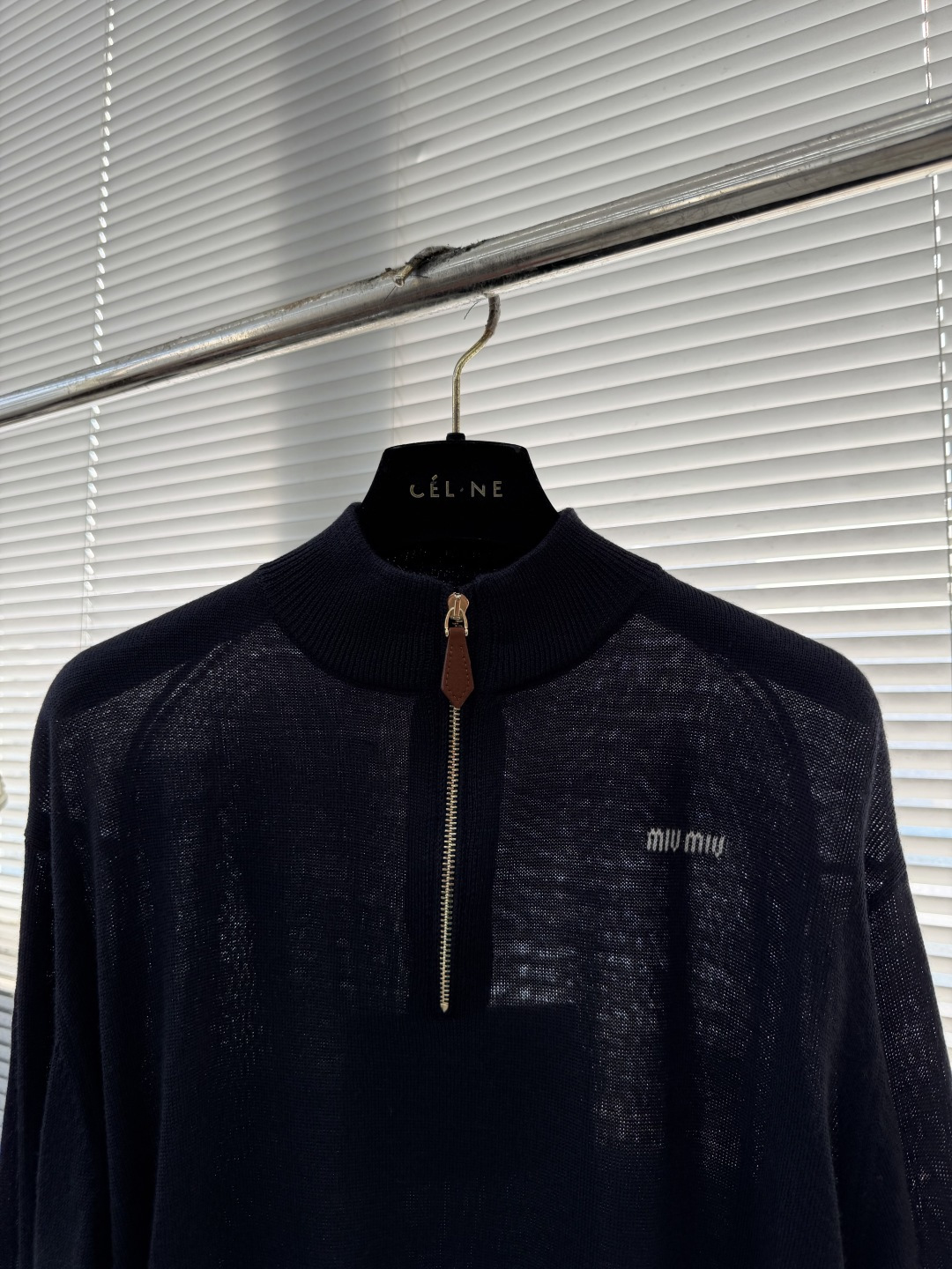 -Miu Miu 皮绒装饰半拉链针织衫采用50%羊毛，10%羊绒，30%棉，10%锦纶。原版定染定织。拉