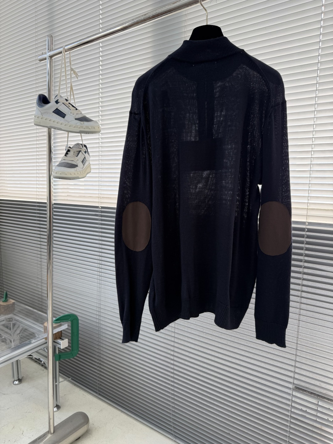 -Miu Miu 皮绒装饰半拉链针织衫采用50%羊毛，10%羊绒，30%棉，10%锦纶。原版定染定织。拉