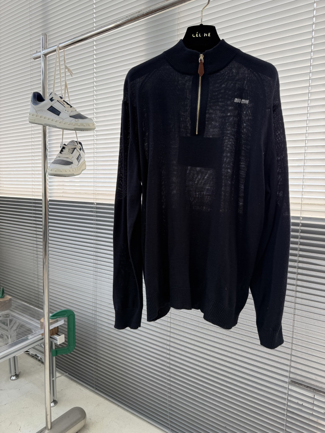 -Miu Miu 皮绒装饰半拉链针织衫采用50%羊毛，10%羊绒，30%棉，10%锦纶。原版定染定织。拉