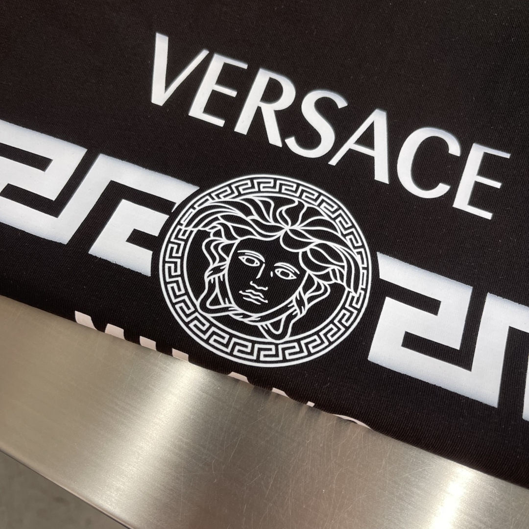 -Versac 2026新款印花圆领短袖T恤采用纯棉双纱面料，手感柔软细腻，颜色光泽度都超正，上身舒适透