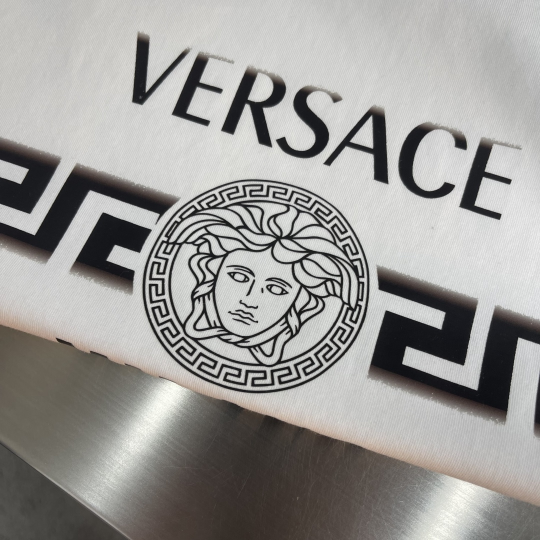 -Versac 2026新款印花圆领短袖T恤采用纯棉双纱面料，手感柔软细腻，颜色光泽度都超正，上身舒适透