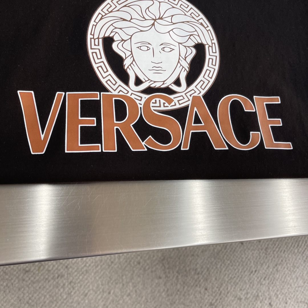 -Versac 2026新款印花圆领短袖T恤采用纯棉双纱面料，手感柔软细腻，颜色光泽度都超正，上身舒适透
