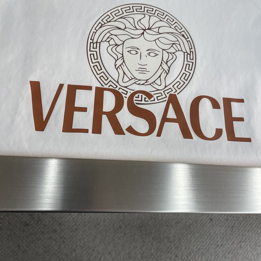 -Versac 2026新款印花圆领短袖T恤采用纯棉双纱面料，手感柔软细腻，颜色光泽度都超正，上身舒适透