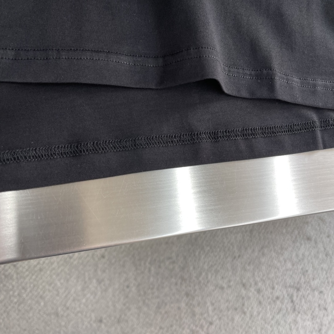 -Dio 印花细节全棉T恤面料质感很好，亲肤感强，穿着舒适！码数：S M L XL XXL肩宽44454