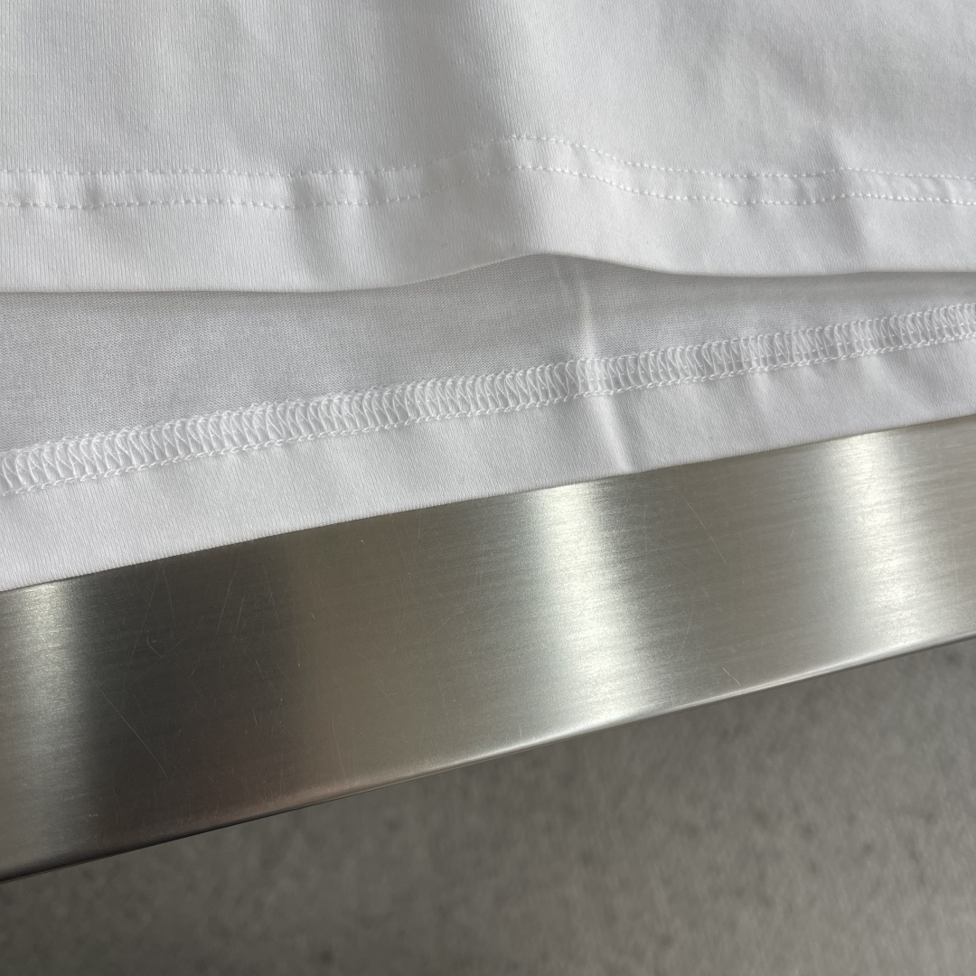 -Dio 印花细节全棉T恤面料质感很好，亲肤感强，穿着舒适！码数：S M L XL XXL肩宽44454