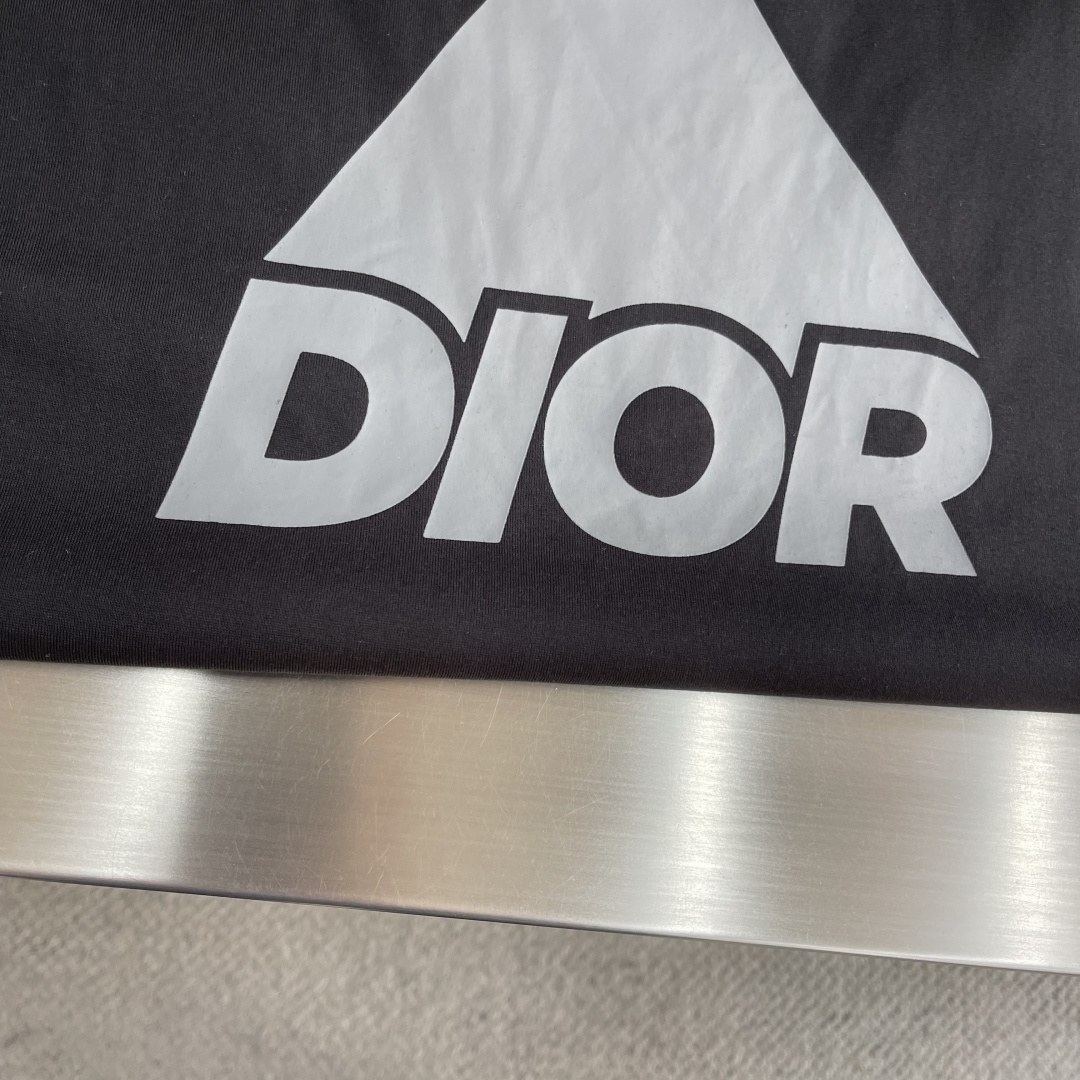 -Dio 印花细节全棉T恤面料质感很好，亲肤感强，穿着舒适！码数：S M L XL XXL肩宽44454