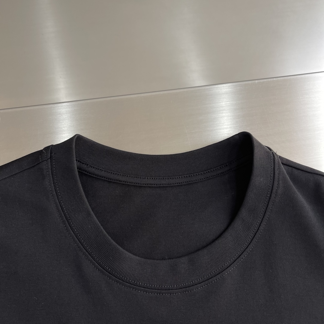 -Dio 印花细节全棉T恤面料质感很好，亲肤感强，穿着舒适！码数：S M L XL XXL肩宽44454