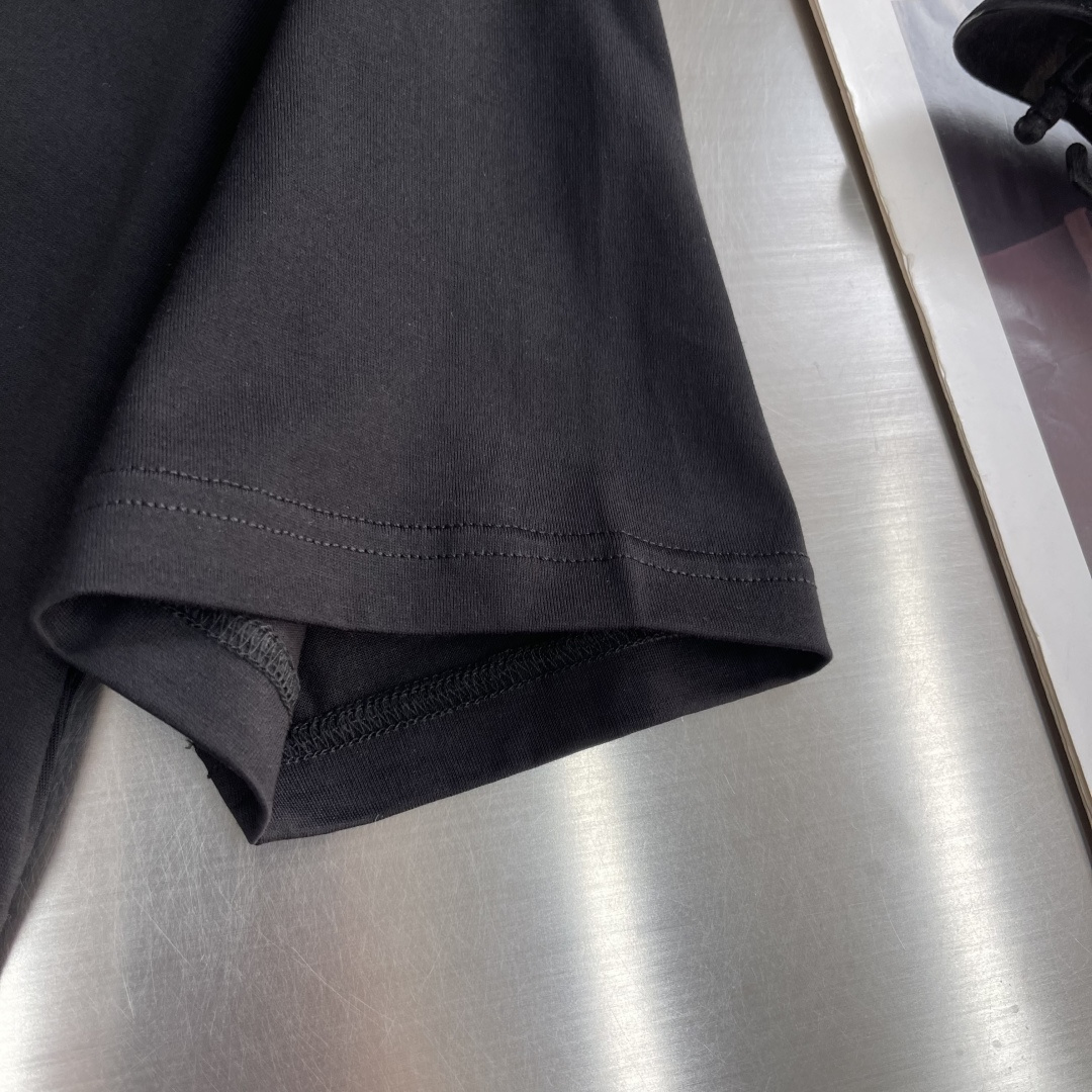 -Dio 印花细节全棉T恤面料质感很好，亲肤感强，穿着舒适！码数：S M L XL XXL肩宽44454