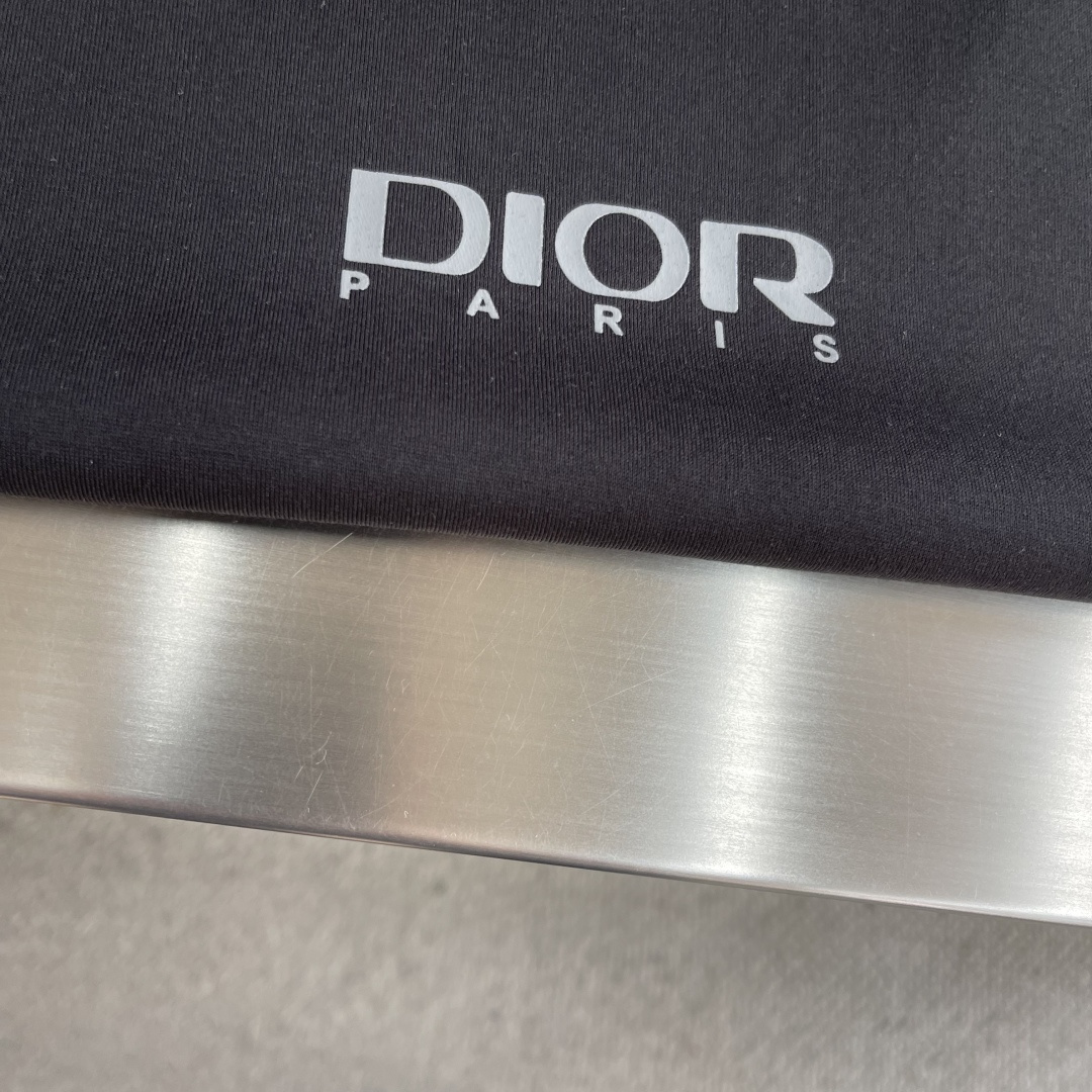 -Dio 印花细节全棉T恤面料质感很好，亲肤感强，穿着舒适！码数：S M L XL XXL肩宽44454