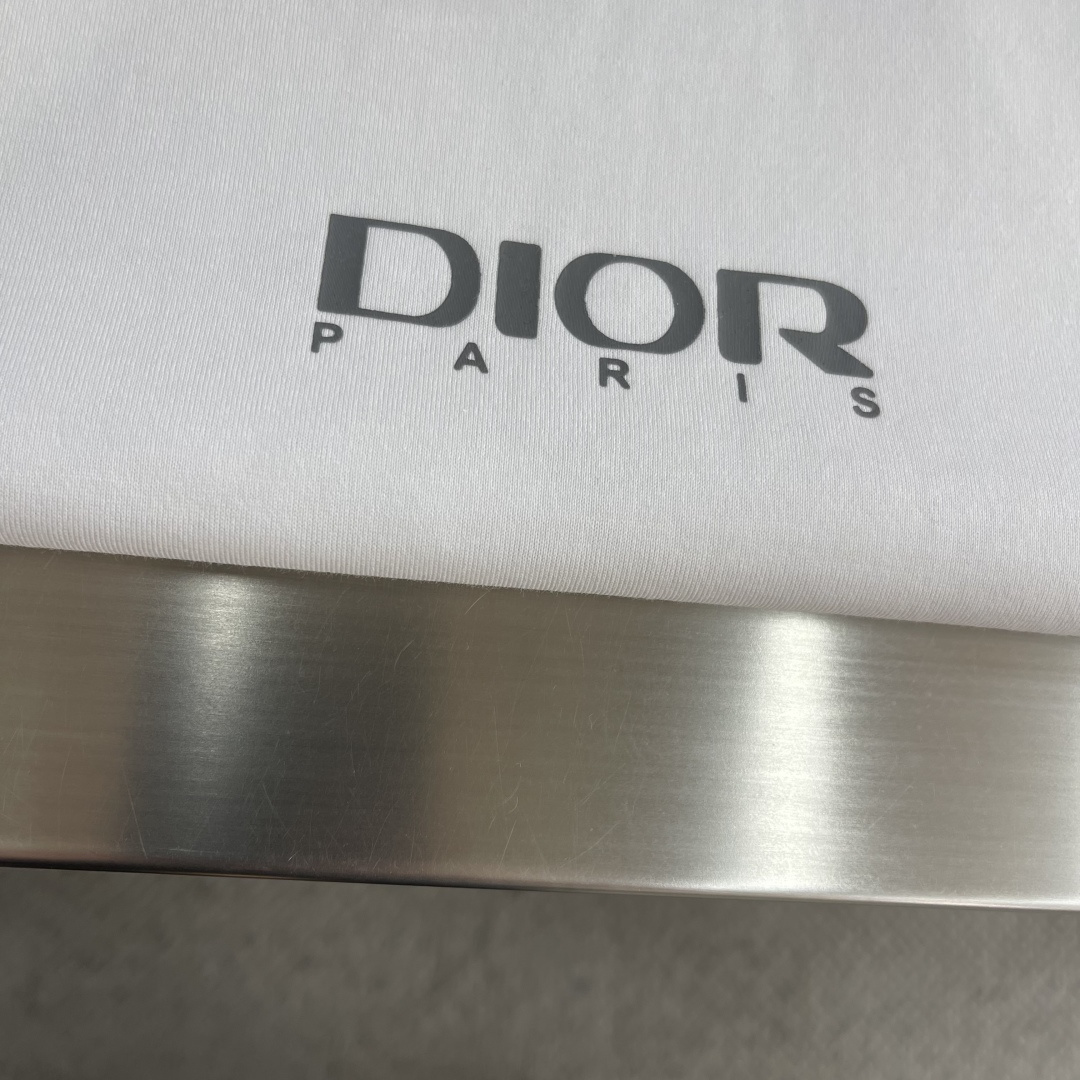 -Dio 印花细节全棉T恤面料质感很好，亲肤感强，穿着舒适！码数：S M L XL XXL肩宽44454