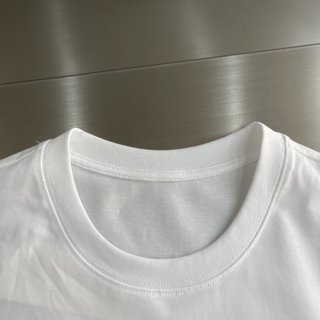 -Dio 印花细节全棉T恤面料质感很好，亲肤感强，穿着舒适！码数：S M L XL XXL肩宽44454