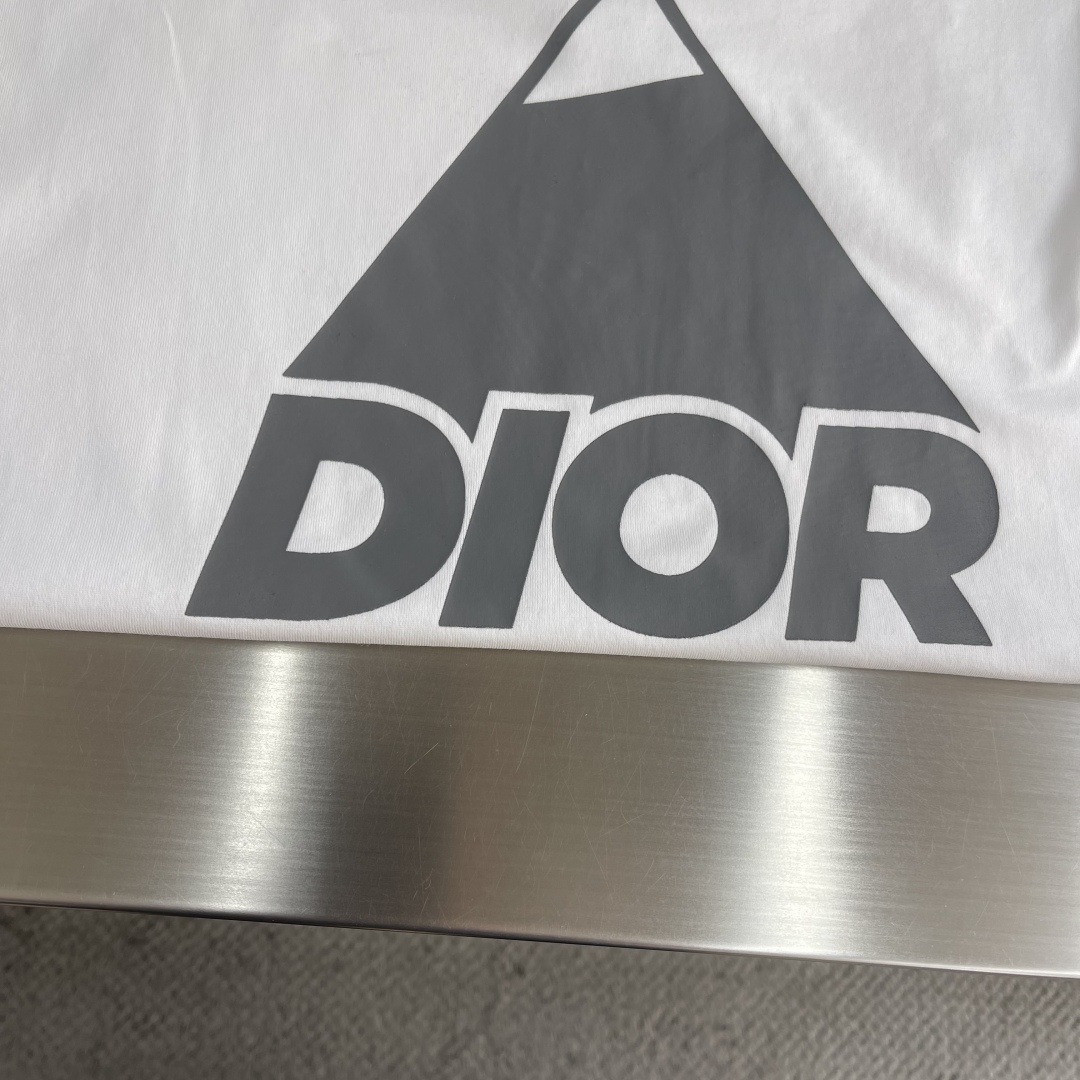 -Dio 印花细节全棉T恤面料质感很好，亲肤感强，穿着舒适！码数：S M L XL XXL肩宽44454